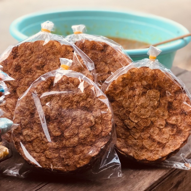 Bánh tráng chuối nướng được làm từ những lát chuối tươi cắt mỏng dán lên bánh tráng gạo phơi khô và nướng lên