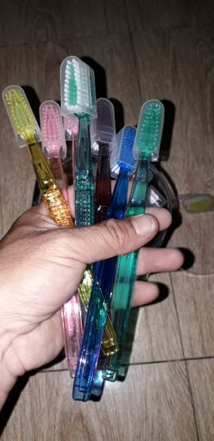 Hộp 25 chiếc bàn chải đánh răng bằng nhựa do Việt Nam sản xuất