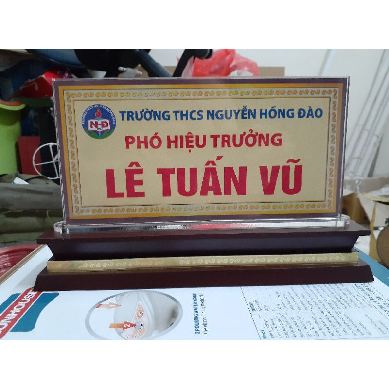 biển chức danh mica đế gỗ