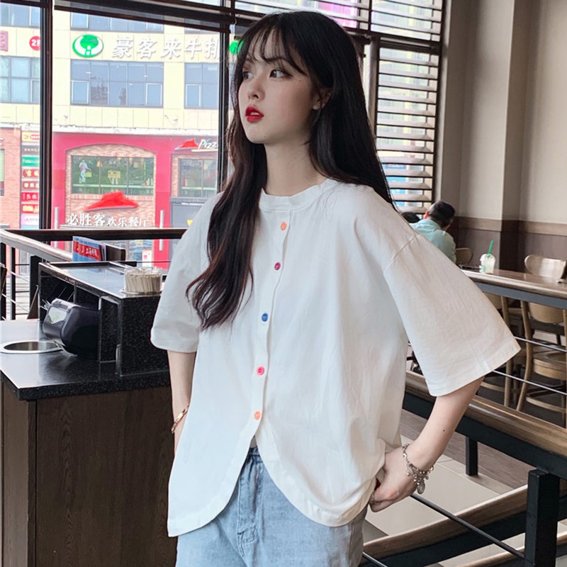 Áo cổ tròn tay ngắn phối nút độc đáo