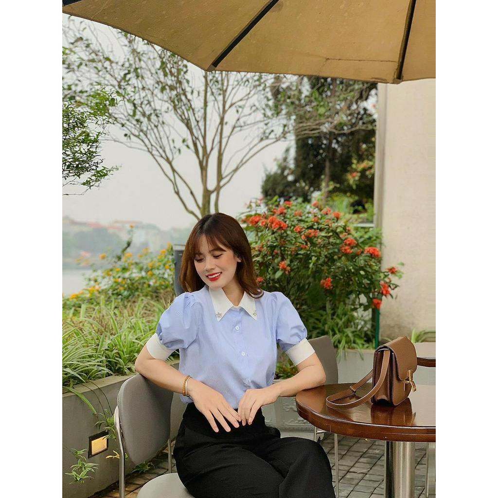 Áo sơ mi kẻ cộc tay phối cổ trắng đính tag hoa 204