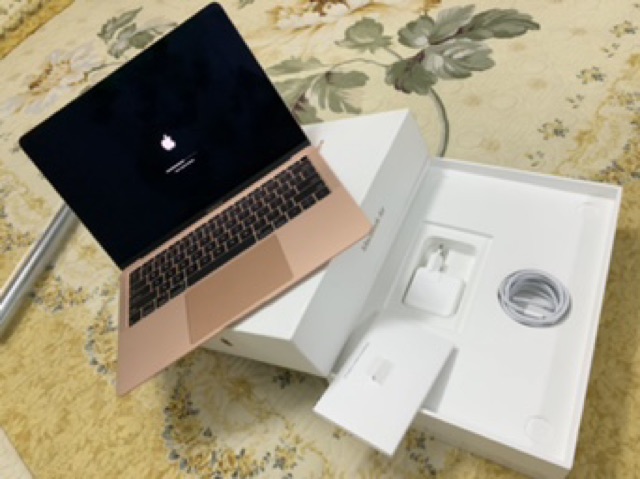 Macbook air 2018 ,128gb ram 8gb hàng chính hãnh tại tgdd máy like new 99% fullbox nguyên hộp,bảo hành 10tháng chính hãng