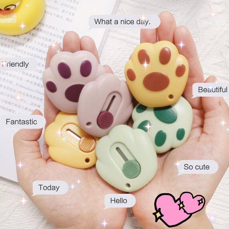 ⭐ iLado ⭐ 【1 PC】 Dao tiện ích dao mini dấu chân mèo xinh xắn Dao Rọc Giấy Bỏ Túi Mini móc khoá cute anime In Họa Tiết Hoạt Hình chất lượng cao Tiện Lợi Cuộn Rút dụng cụ mở thùng carton trang trí di động cute