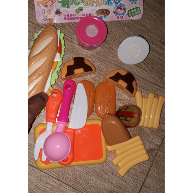 Set đồ chơi bé bán bánh mì bằng nhựa
