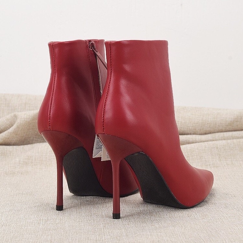 Boots đỏ xuất Uk