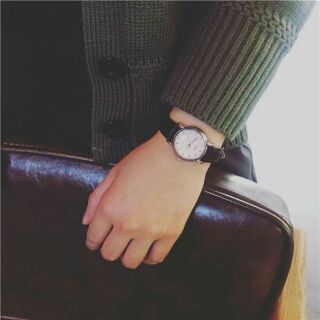 Đồng hồ nữ dây da mặt tròn D23