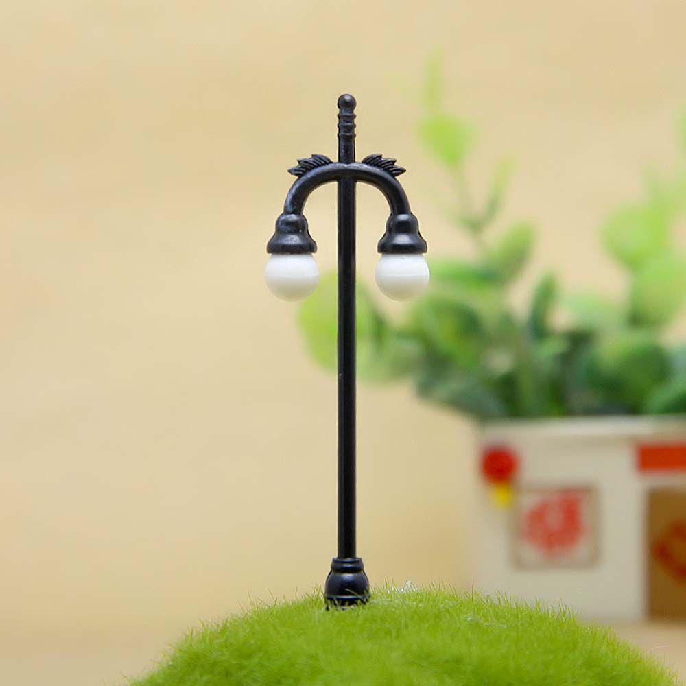 Mô Hình Đèn Đường Mini Dùng Trang Trí Sân Vườn Độc Đáo