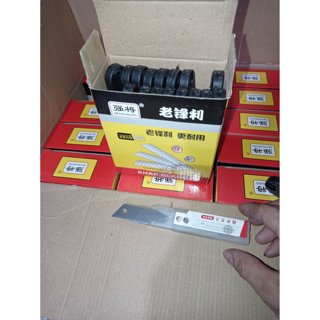 Hộp lưỡi dao rọc giấy SK 5 đen và trắng 18mm - độ dày 0,5mm chắc chắn và sắc bén với 10 phần lưỡi