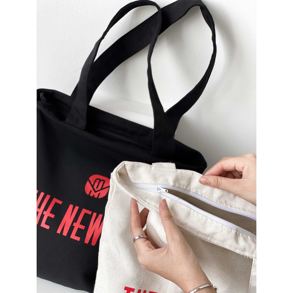 Túi xách vải VM STYLE in chữ The new me, túi tote canvas rộng đeo vai thời trang nam nữ ullzang Hàn Quốc 22TX042X1301