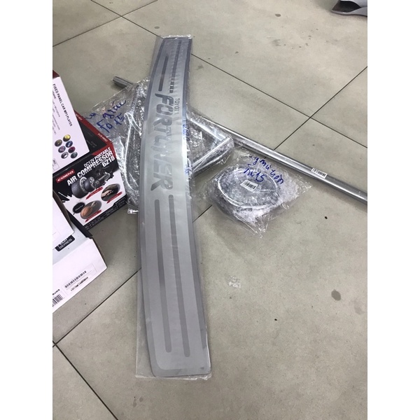 ốp chống trầy ngoài cốp fortuner 2009-2015