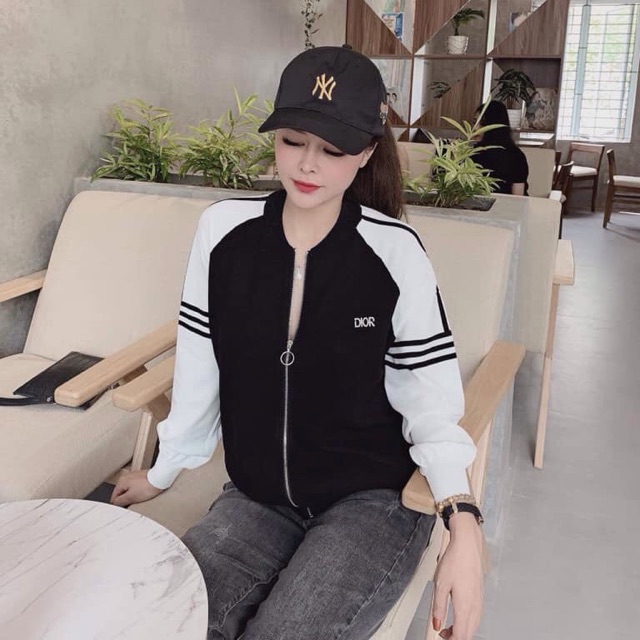 Áo Bomber bóng chày sẵn 2 màu đen và trắng , chất vải umi mịn pha cổ và gấu bo len . Đẹp sì po sì pót chưa nạ