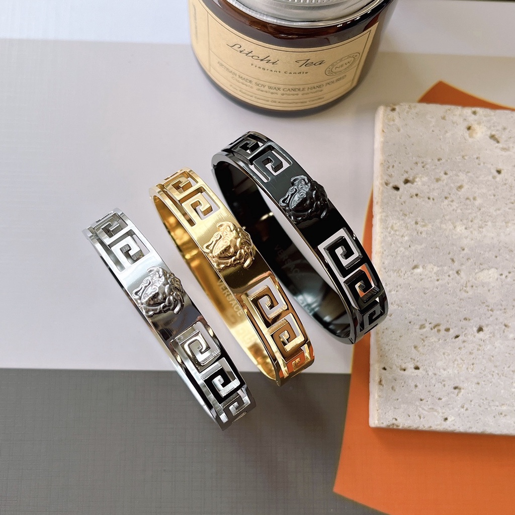 Vòng Tay Versace Bằng Thép Titan In Chữ Rỗng