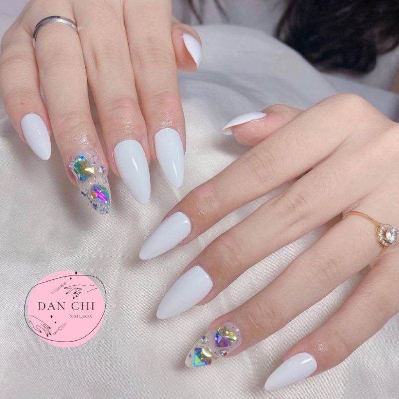 NailBox móng úp thiết kế sẵn Mẫu Trắng Đính Đá