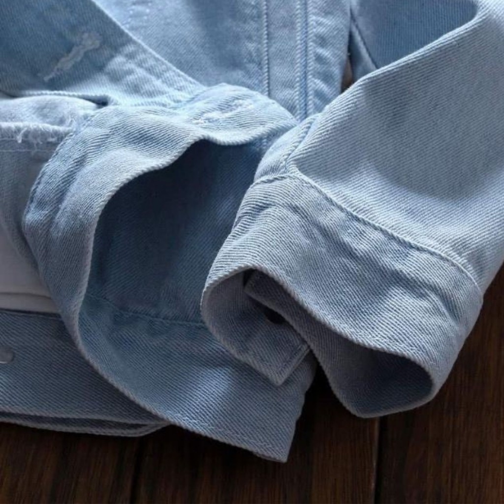 Áo Khoác Jean Nam Xanh Nhạt Rách Vai Phong Cách Trẻ Trung Năng Động