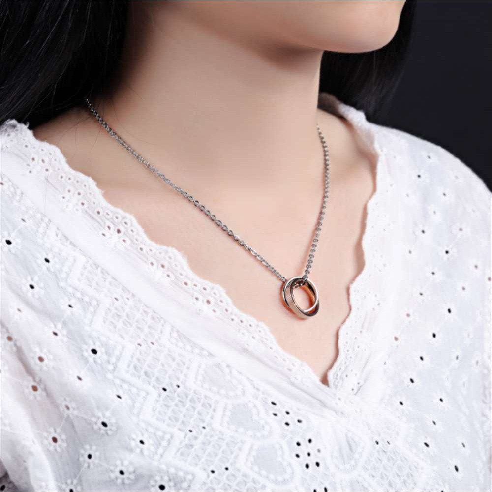 Dây Chuyền Chất Liệu Thép Titan Mặt Nhẫn Đôi Đính Đá So328