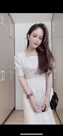 Váy trắng cổ vuông tiểu thư