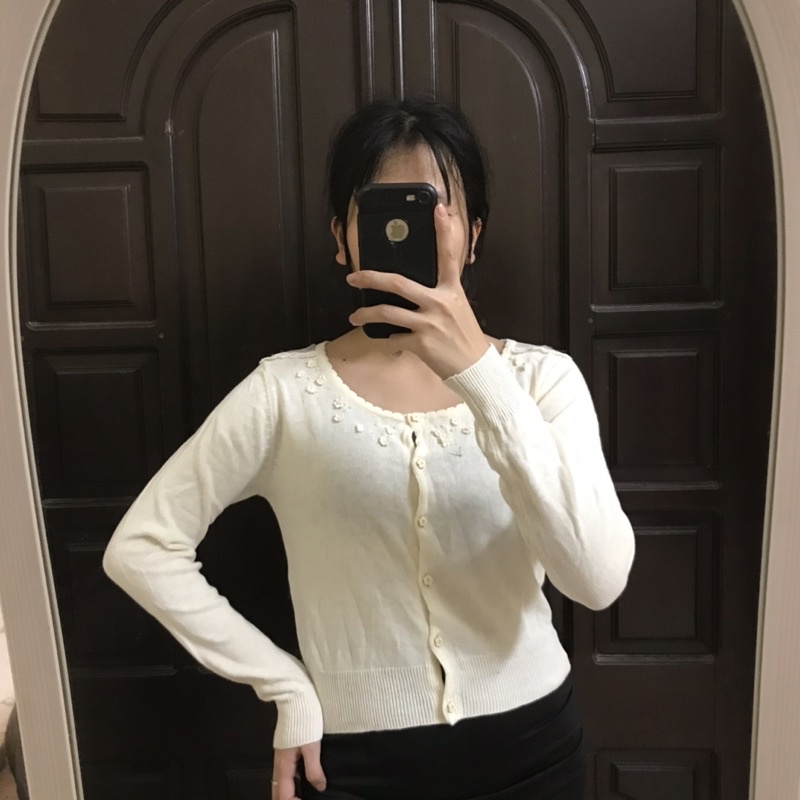 Áo len cadigan dáng ngắn phối hoa cổ size M
