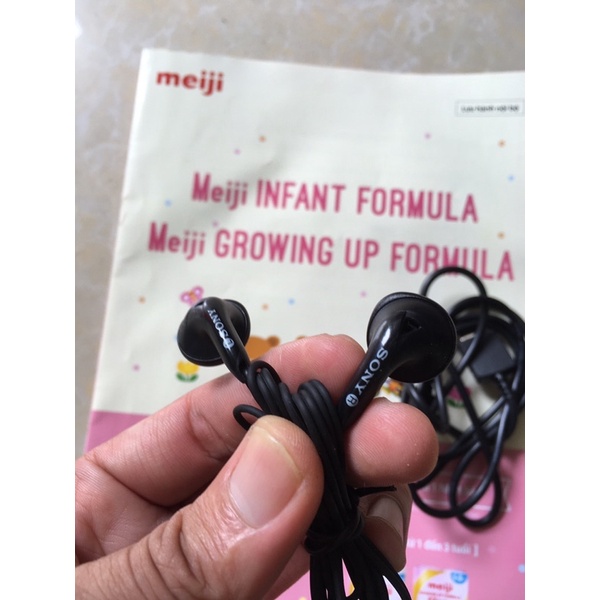 Combo máy nghe nhạc kèm tai nghe sony