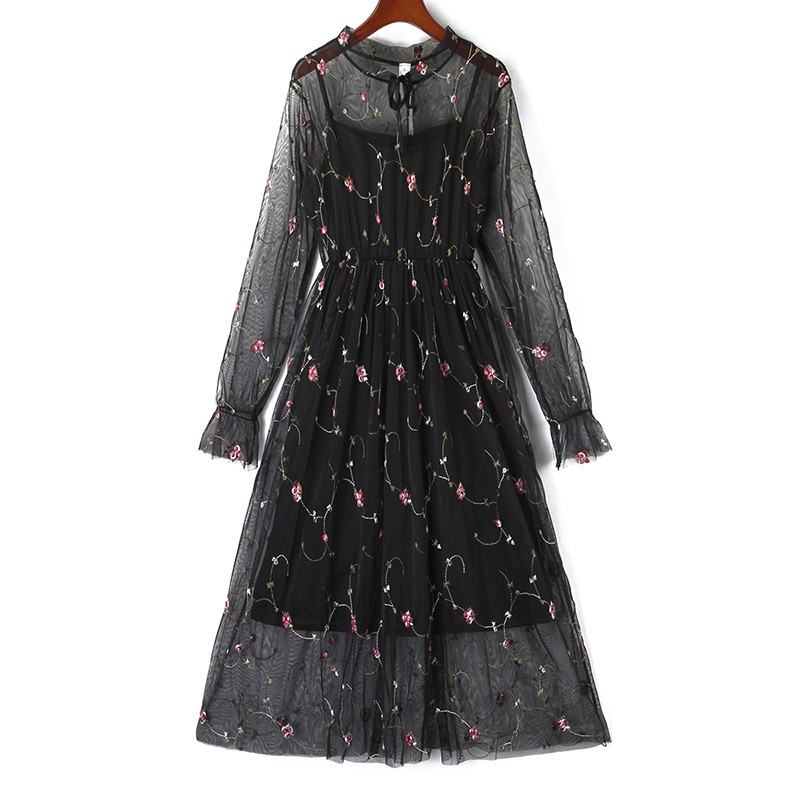 Váy ren dáng dài + váy hai dây