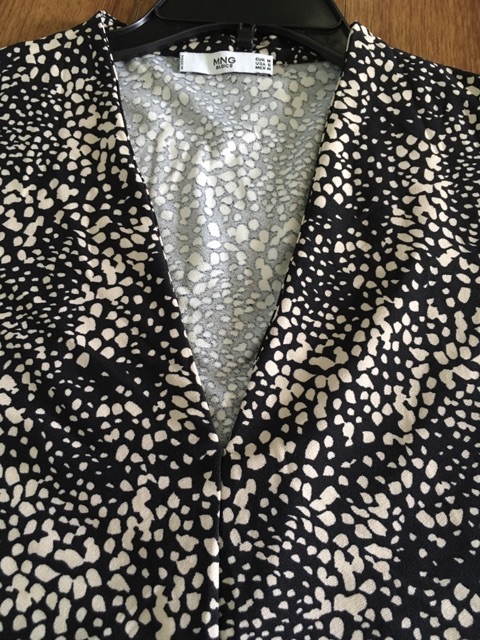 Đầm MNGO suông cổ V tay lỡ xuất dư (2 màu) | BigBuy360 - bigbuy360.vn