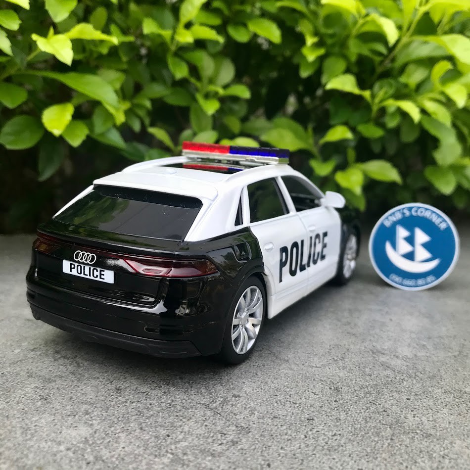 Mô hình đồ chơi xe cảnh sát Audi Q8 tỷ lệ 1:36 hãng Jackie Kim