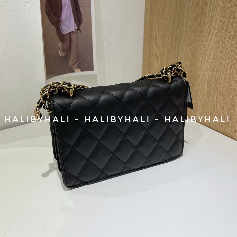 Túi Lyn da trám dây xích pha da kèm charm xinh xắn