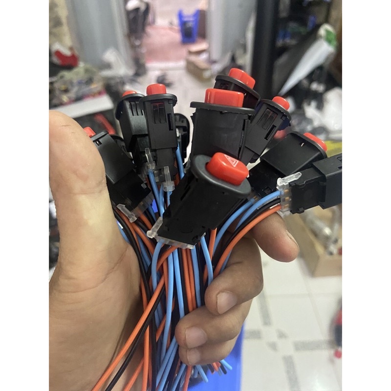 Công tắc hazza nháy 4 bóng xi nhan