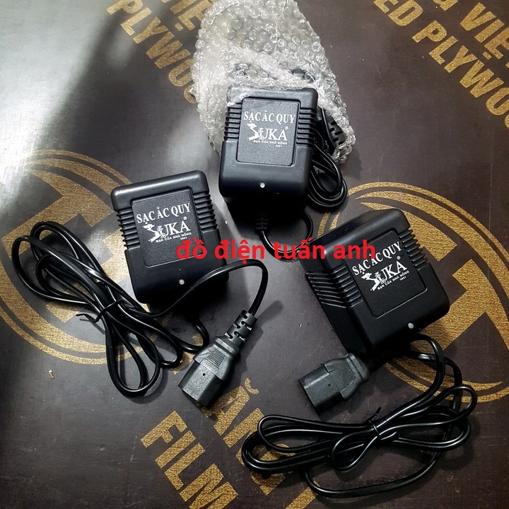 Sạc 3 chân bình acquy xe máy 12v, bình bơm phun tưới cây,phun lúa có đèn báo sạc đầy bình.