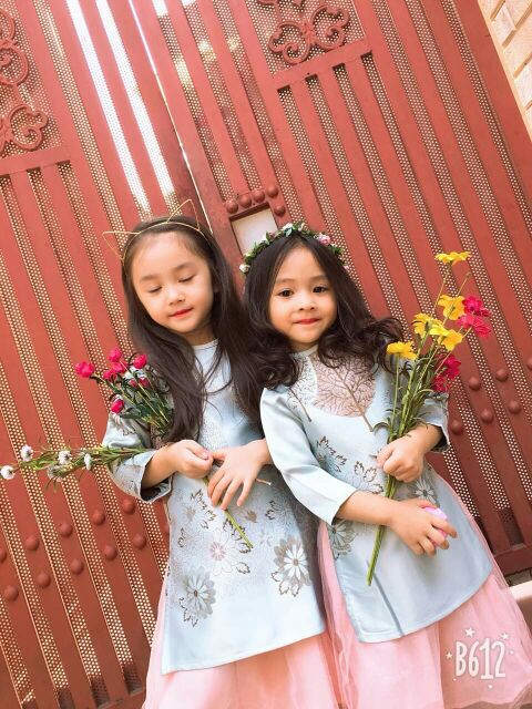 Áo dài gấm dệt hoa