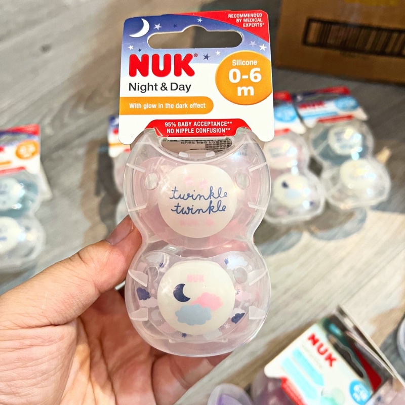 Ty giả Nuk Silicon Night/day cho bé từ 0-18m