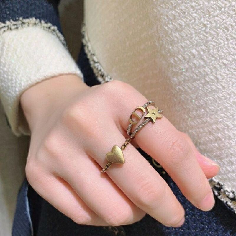 Người phụ nữ đeo nhẫn trong bộ ba vòng