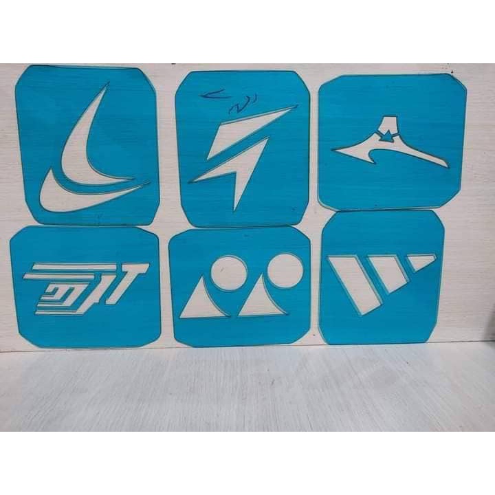 LOGO vợt cầu lông bằng nhựa tặng kèm bút sơn chuyên dụng.