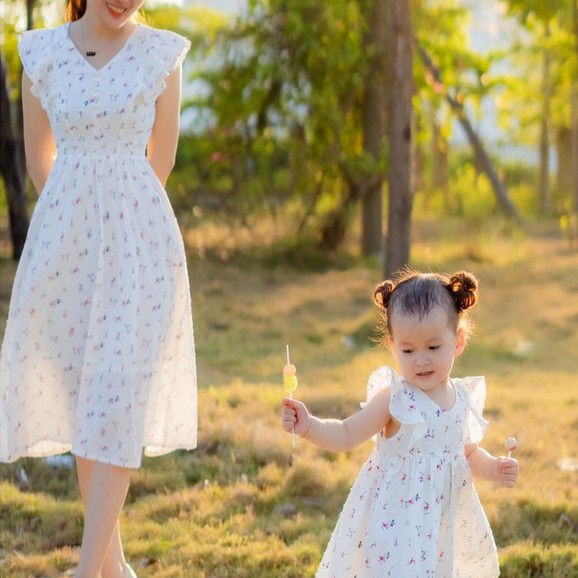 Đầm mẹ và bé BNSTYLE váy màu trắng pha họa tiết nhí cổ chữ V cánh tiên MB57