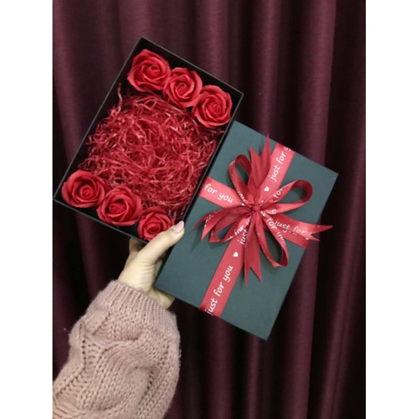 Hộp đựng quà có sẵn hoa +giấy rơm +nơ
