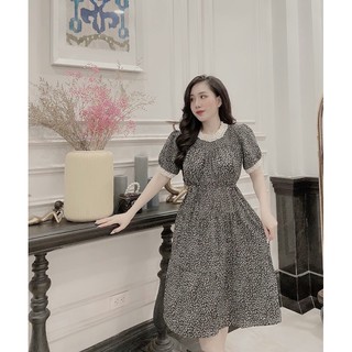 Váy lụa hoa nhí dáng xuông.