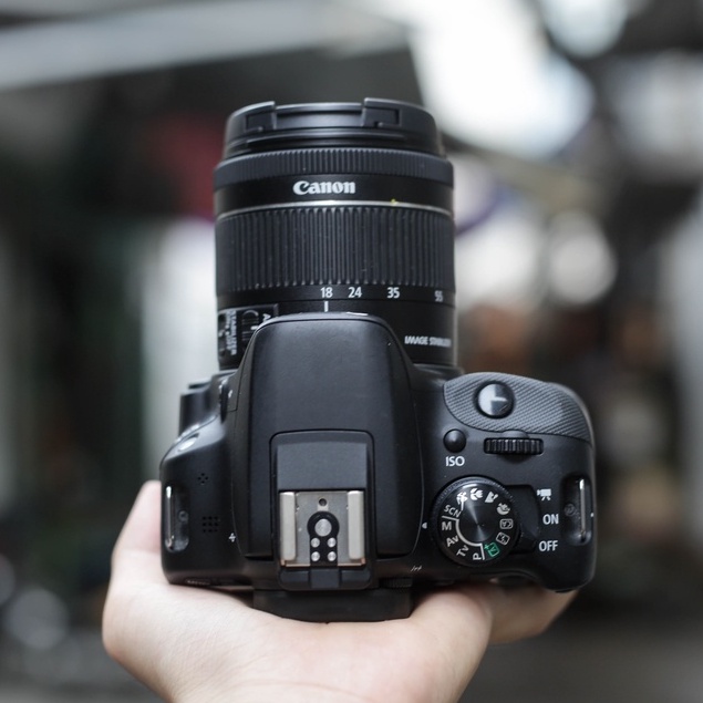 Bộ máy ảnh Canon EOS 100D  kèm ống kính Canon EF-S 18-55mm