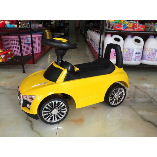 Ô tô chòi chân audi màu đỏ