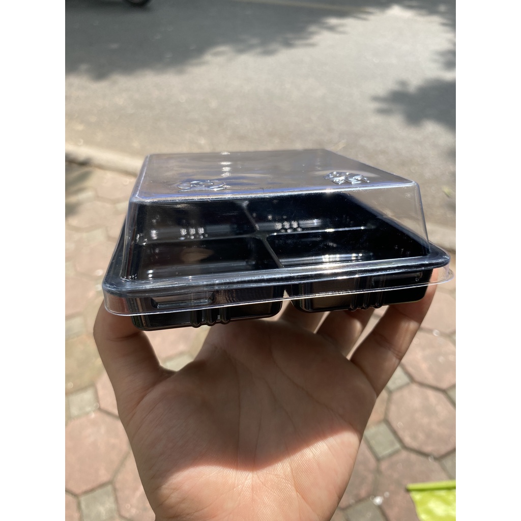 100 Hộp Nhựa 4 Ngăn Đế Đen FG134 Đựng Bánh 50gr - 75gr