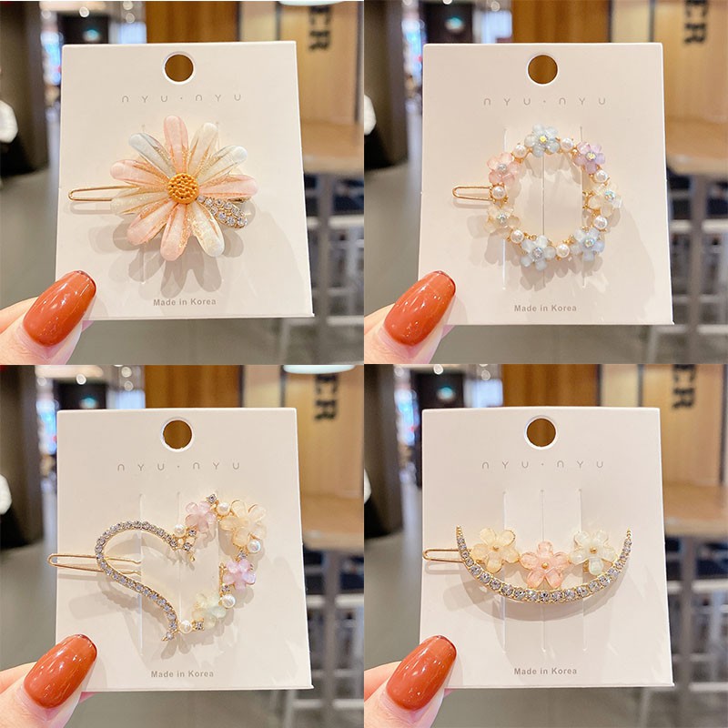 Kẹp tóc hình hoa cúc đính ngọc trai nhiều màu sắc phong cách Nhật Hàn