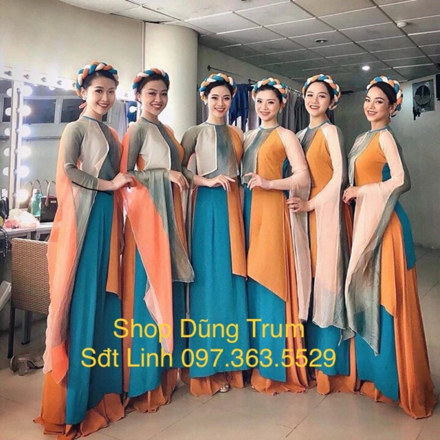 Trang phục múa dân gian biểu diễn