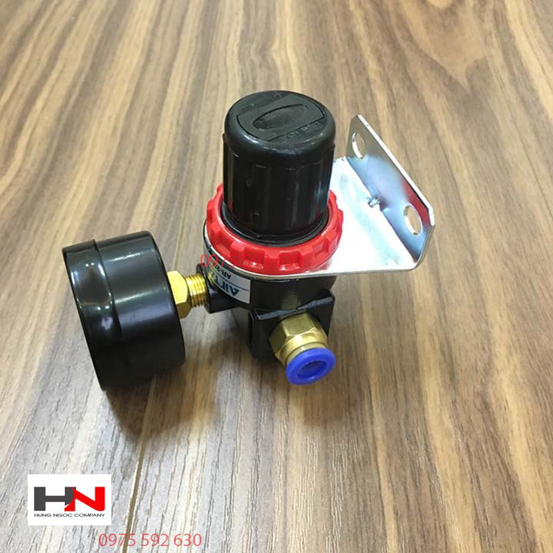 Van tăng giảm áp khi nén Airtac AR2000 có 2 đầu cút ra ống 4,6,8,10mm
