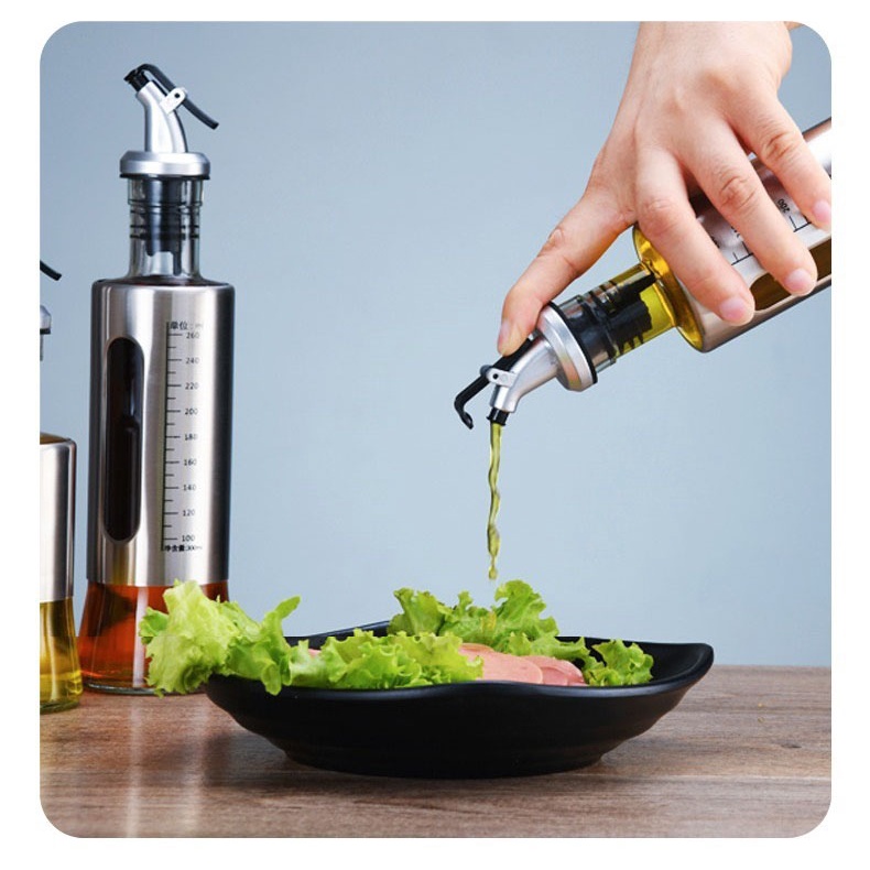 Bình Đựng Dầu Ăn, Nước Tương Bằng Thủy Tinh Có Vạch Chia Thể Tích, Ốp Bình Bằng INOX Dày Chắc, Tiện Lợi