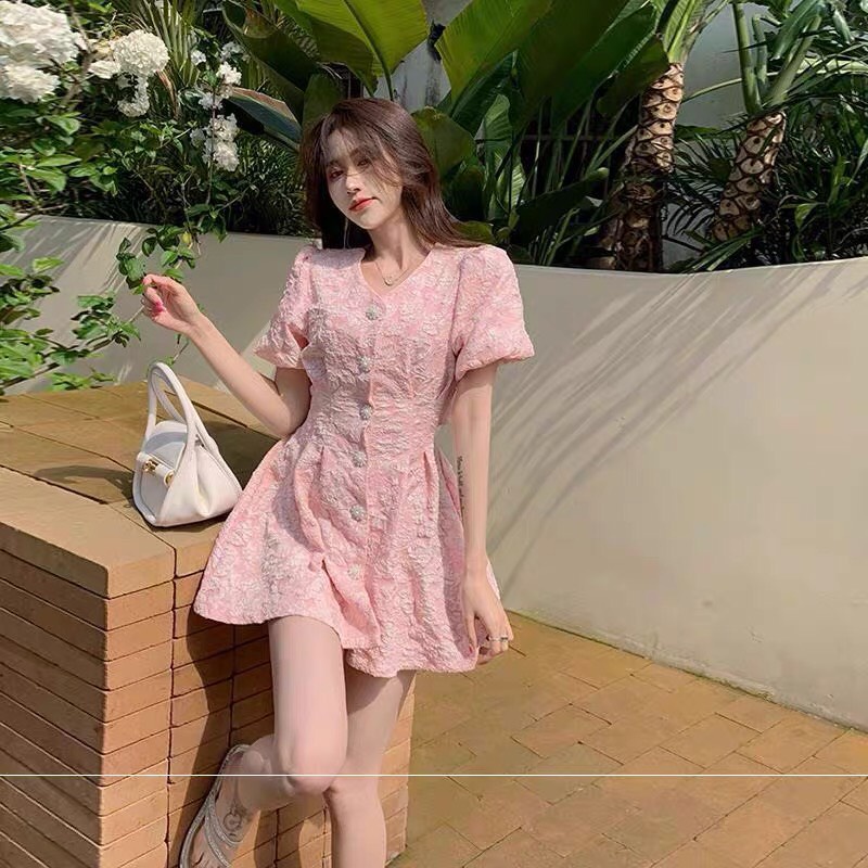 Váy cổ V hở lưng họa tiết dập nổi cúc đá hàng thiết kế