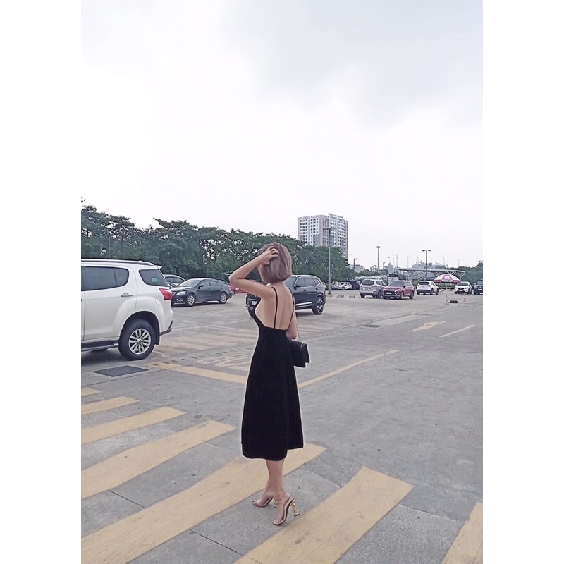Váy nhung 2 dây hở lưng dáng dài
