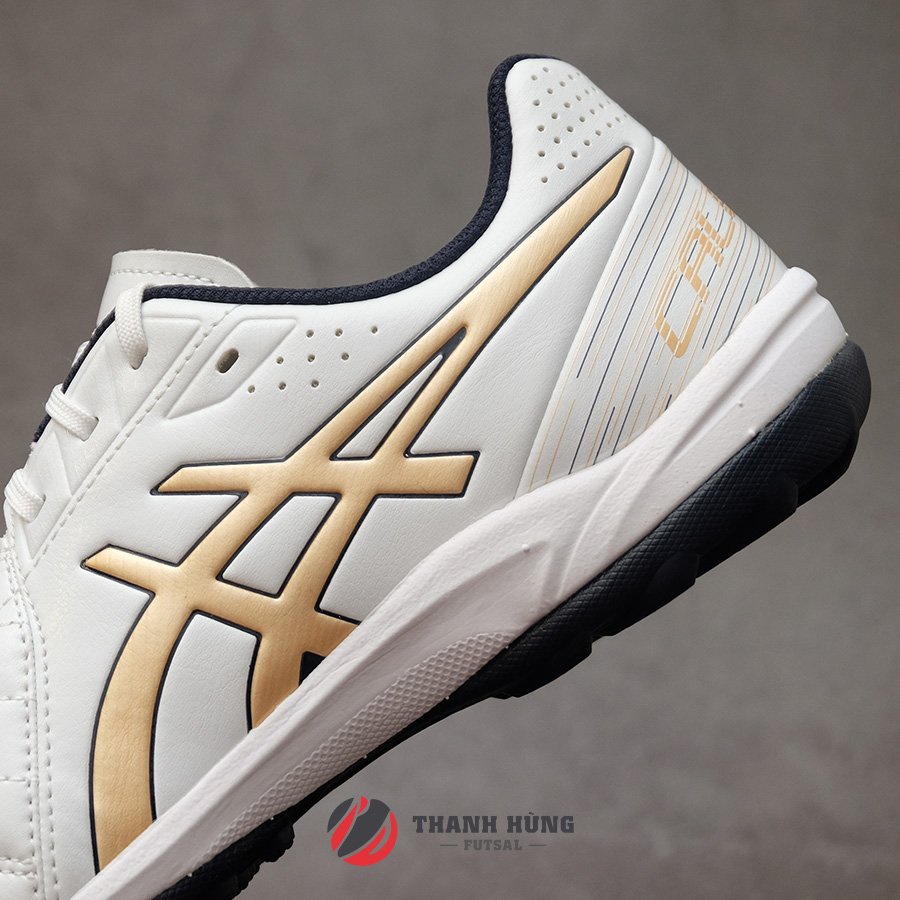 GIÀY ĐÁ BÓNG CHÍNH HÃNG ASICS CALCETTO WD 8 TF - 1113A008-106 - TRẮNG/VÀNG ĐỒNG