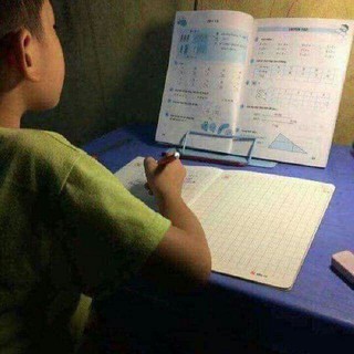 Kẹp sách chống cận thị cho bé