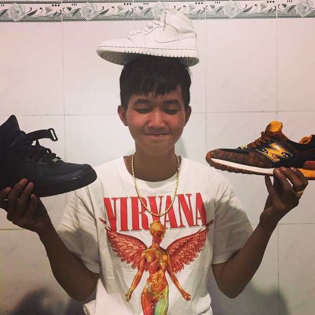 Áo Nirvana In Utero trắng còn size XL