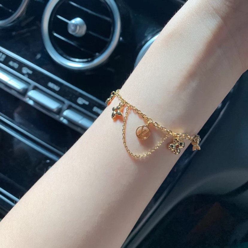 Vòng Đeo Tay Bằng Thép Titan Mạ Vàng Hồng 18k Họa Tiết Hoa Cỏ Bốn Lá