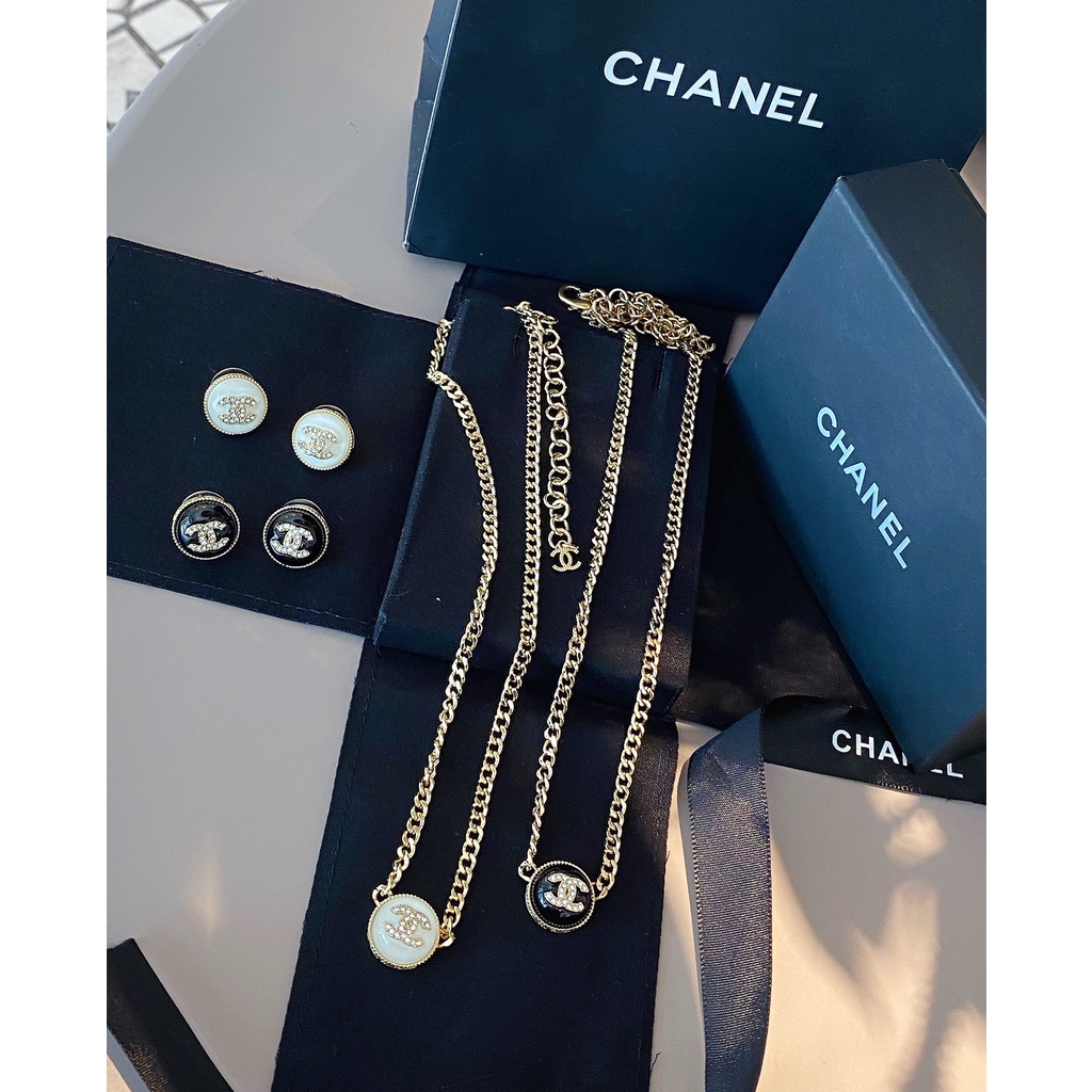 Dây Chuyền Hai Màu Trắng Đen Đính Nút Tròn Và Bông Tai Phong Cách Mới