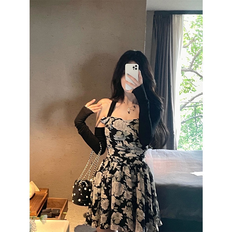 JMSHOP Moon Shadow Wild Rose long-sleeved Design skirt shows thin Spice Girl dress with black broken flowers in spring and summer